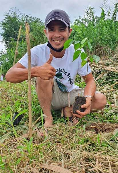 Philippines man planting