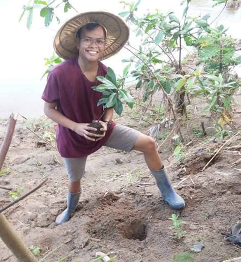 Philippines man planting